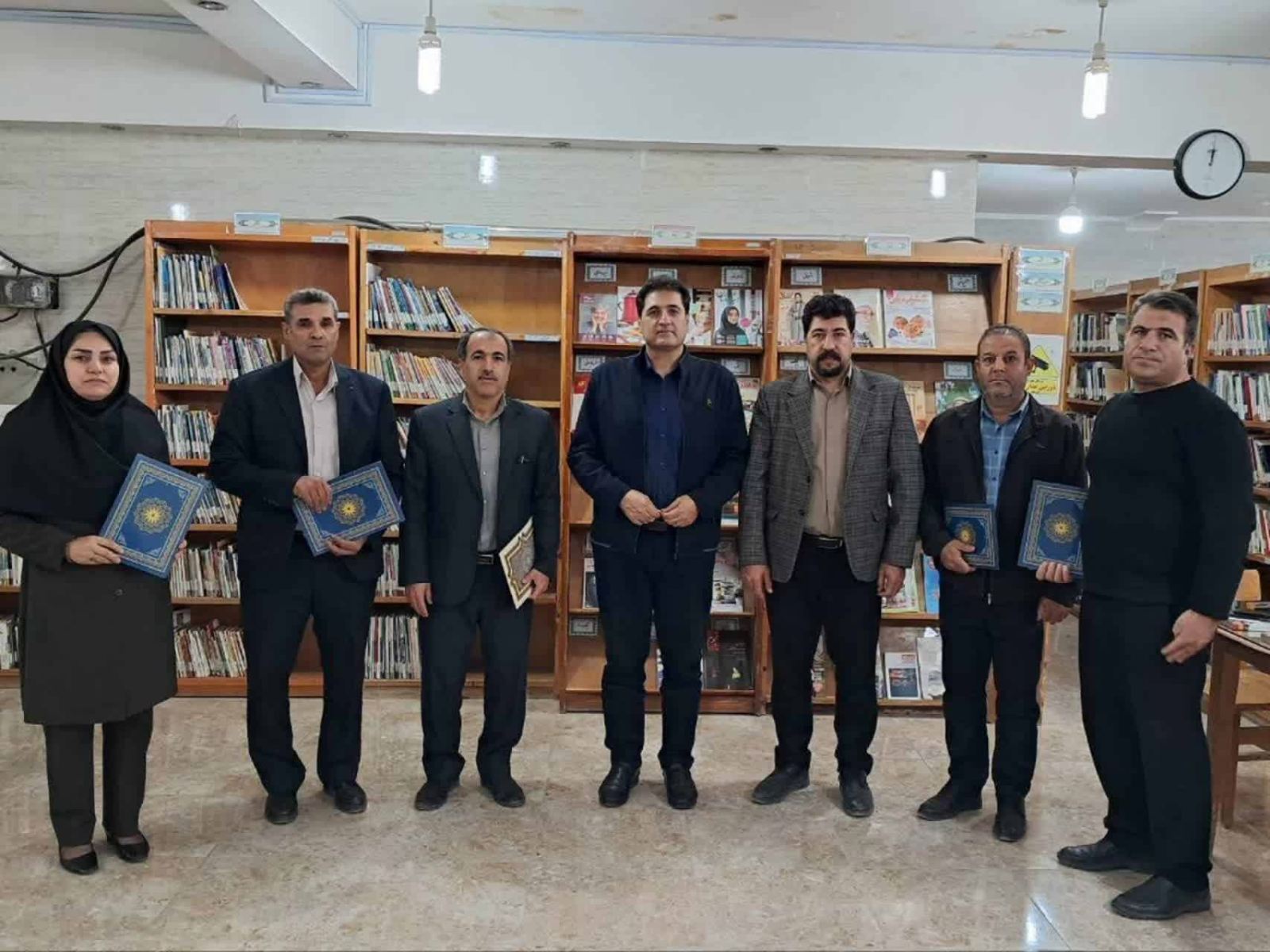 تجلیل شهردار و رئیس شورای اسلامی شهر قصرشیرین از کتابداران به مناسبت هفته کتاب 